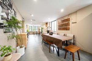 Un comedor con mesa y sillas y plantas. en Dengba Inn - Guilin Road Subway Station Branch, en Shanghái