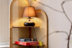 Una lámpara colocada en un estante en una habitación. en Dengba Inn - Guilin Road Subway Station Branch, en Shanghái