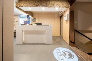 una habitación con un mostrador blanco en un edificio en Dengba Inn - Guilin Road Subway Station Branch, en Shanghái