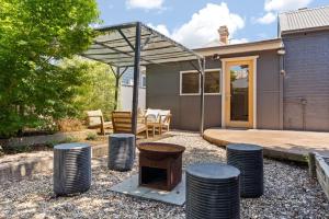 Un patio con parrilla y algunas sillas y una casa. en William House - Heart of Bathurst - Sleeps 6, en Bathurst