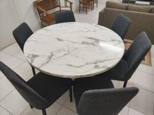 a marble table and chairs in a room at Zaara Homestay Krubong Alor Gajah Ayer Keroh Melaka in Malacca