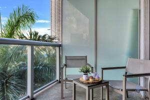Un balcón con dos sillas y una mesa. en Spectacular Studio Amazing Amenities Bay View, en Hallandale Beach
