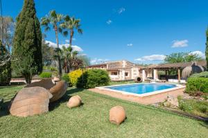 una casa con piscina en el patio en Cas Mostatxet - Sencelles, en Sencelles