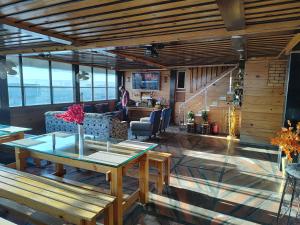 Jaipur The Lodge B&B的休息区