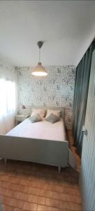 ein Schlafzimmer mit einem großen Bett in einem Zimmer in der Unterkunft Vos vacances à la mer in Valras-Plage