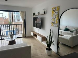a living room with a couch and a table at DPTO de 2 Dorm y Terraza Vista al Mar in Pimentel