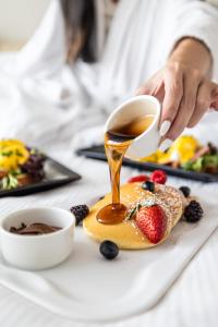 Makanan di atau di tempat lain dekat resor
