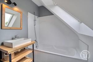un baño con lavabo y bañera en Ty camille, en Ploubazlanec 42 fotos más