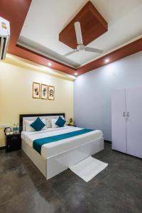 ノイダにあるHotel Vibe BLUE-Noida Sector 117の天井の大型ベッド付きのベッドルーム1室