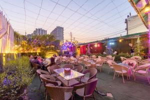 ノイダにあるHotel Vibe BLUE-Noida Sector 117のパティオにテーブルと椅子があるレストラン