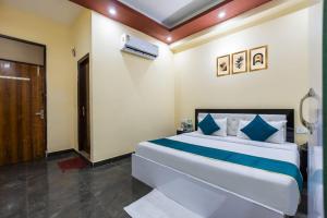 ノイダにあるHotel Vibe BLUE-Noida Sector 117の部屋の中に大きなベッドがある寝室 +19枚の写真