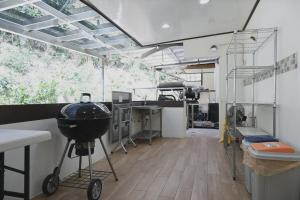 a kitchen with a grill in the middle of a room at 枕123民宿 宜蘭包棟民宿 依人數開房 in Yilan City