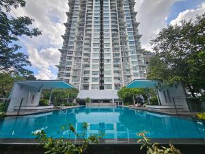 クアラルンプールにあるHoliday Paradiseの大きなスイミングプール付きの大きなアパートメントです。
