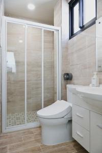 Un baño con ducha, inodoro y lavabo. en 枕123民宿 宜蘭包棟民宿 依人數開房, en Yilan City 29 fotos más