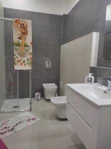 un bagno con lavandino e WC di Sicily Sud-Est ad Avola