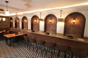 Restoran või mõni muu söögikoht majutusasutuses Hotel Monal