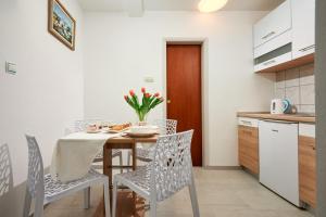 eine Küche und ein Esszimmer mit Tisch und Stühlen in der Unterkunft Apartment Sapa in Split