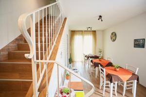 una escalera en una sala de estar con mesas y sillas en B&B Al sogno di Laura, en Treviso