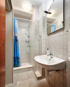 ein Badezimmer mit Waschbecken und Dusche in der Unterkunft Apartment Sapa in Split