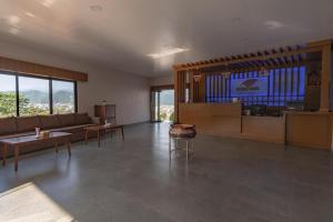 un ampio soggiorno con divano e tavolo di Capital O 653 Seven Lakes Resort a Pokhara
