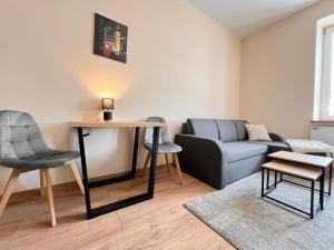 a living room with a couch and a table at Apartament Górna 20 in Łódź