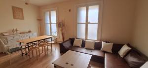 un salon avec un canapé et une table dans l'établissement 103m2 d'Espace et de Calme au coeur de Montpellier, à Montpellier