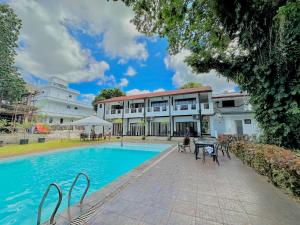 SorsogonFernando's Hotel的一栋建筑前有一座游泳池