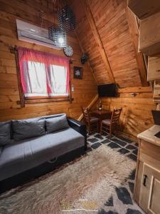 Kolibe Ravno Brdo的休息区