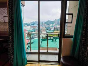 Blick auf den Pool aus dem Fenster in der Unterkunft Baguio Cedar Peak Balcony with View Near Session Road in Baguio City