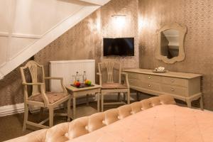 TV a/nebo společenská místnost v ubytování Maenan Abbey Hotel