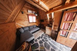 Kolibe Ravno Brdo的休息区