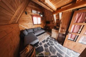 Kolibe Ravno Brdo的休息区