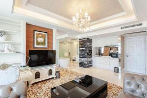 a large living room with a television and a couch at Yantai Bihai Hotel in Yantai