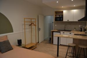 Kuchyň nebo kuchyňský kout v ubytování Appartement Ô Arcades