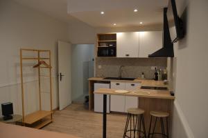 Kuchyň nebo kuchyňský kout v ubytování Appartement Ô Arcades