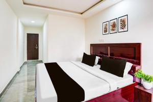 a bedroom with a large bed in a room at Super Collection O Ashiyana formerly Rajshree in Lucknow