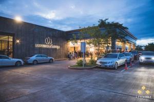 スラート・ターニーにあるBunjongburi Hotelの店頭に停車する車両