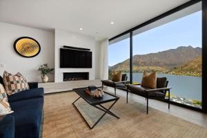 salon z kominkiem i telewizorem w obiekcie The Bunkers Penthouse-2 Bed w mieście Queenstown