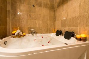 Et badeværelse på Maenan Abbey Hotel
