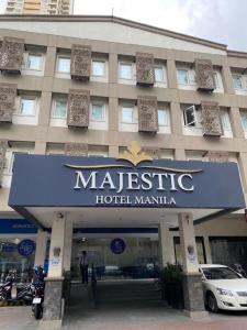 un grand bâtiment avec une enseigne pour un hôtel majestueux à Manille dans l'établissement Majestic Hotel Manila - Formerly Octagon Mansion Hotel Manila, à Manille