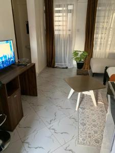 TV a/nebo společenská místnost v ubytování J and L hosting- Lower Kabete rd