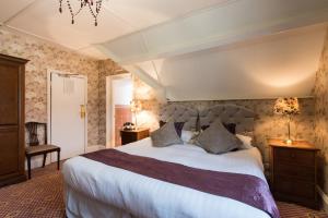 Postel nebo postele na pokoji v ubytování Maenan Abbey Hotel