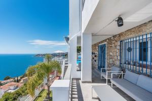 a balcony with a view of the ocean at Villa Buganvilla en Salobreña in Salobreña