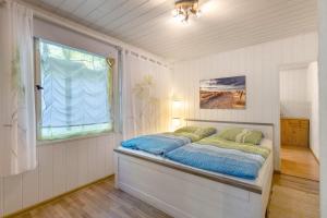 a bedroom with a bed in a room with a window at Ferienbungalow 1 in Boitzenburg in Boitzenburg