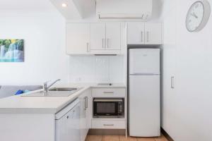 Port Douglas Apartments - Adults Only Oasis的厨房或小厨房