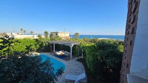 an overhead view of a swimming pool with a gazebo at Kalè in Giovinazzo