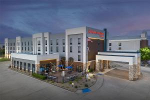 ハーストにあるHampton Inn & Suites Dallas-DFW Airport Hurstの建物のあるホテルのレンダリング