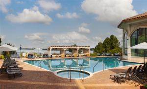 Bazén v ubytování Hilton Dallas/Rockwall Lakefront Hotel nebo v jeho okolí