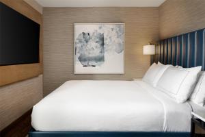Postel nebo postele na pokoji v ubytování Doubletree By Hilton West Kelowna