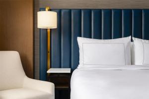 Postel nebo postele na pokoji v ubytování Doubletree By Hilton West Kelowna